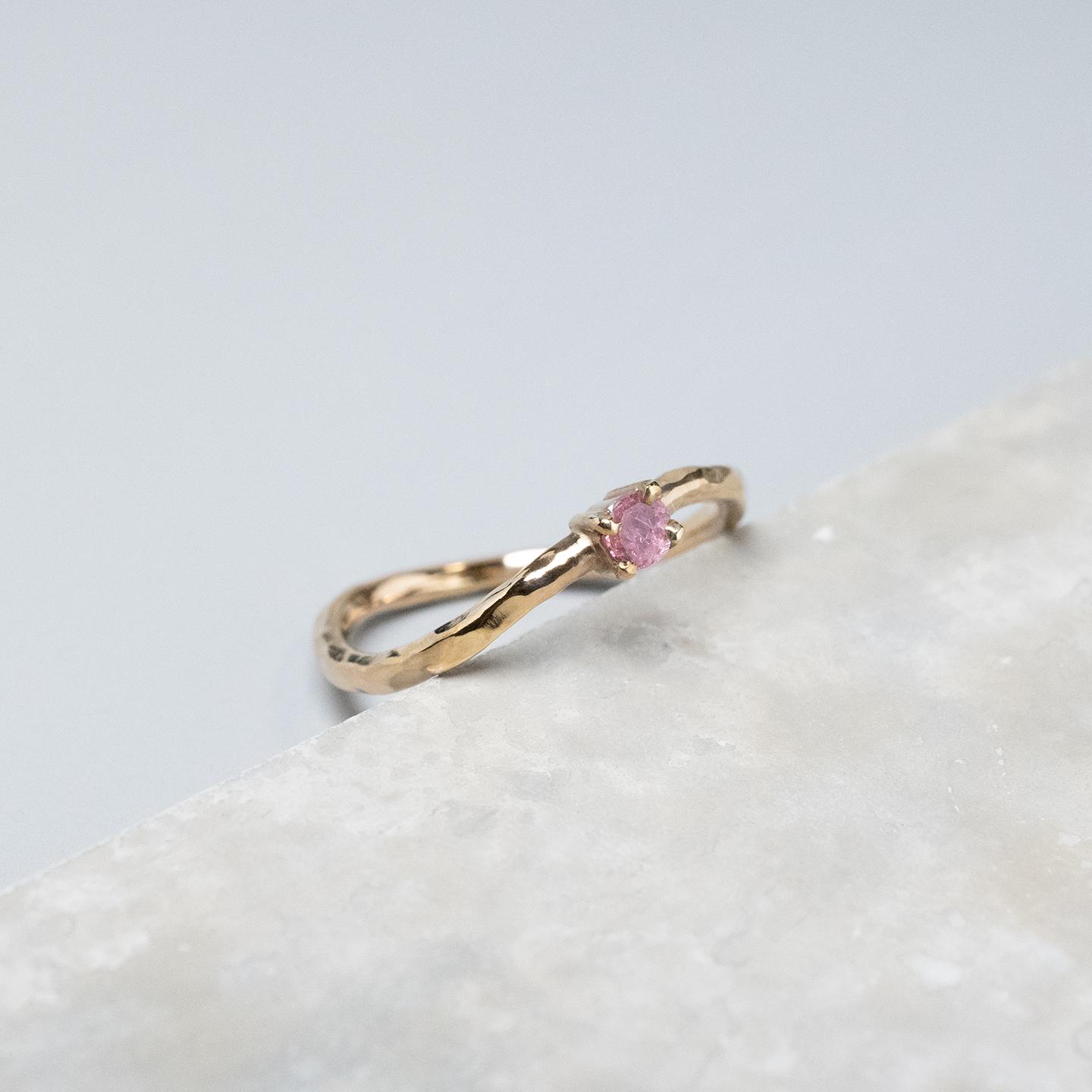 ピンクトルマリン ラウンド3mm K18GPゴールドウェーブプレーンリング 1.5mm幅 槌目 SV｜FA-1056 | 2枚目